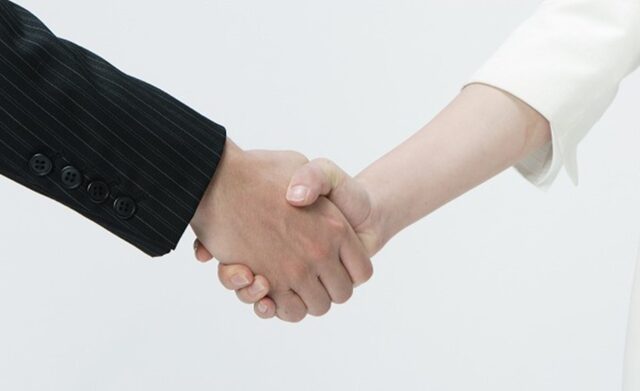 男女　握手 - 布施研永