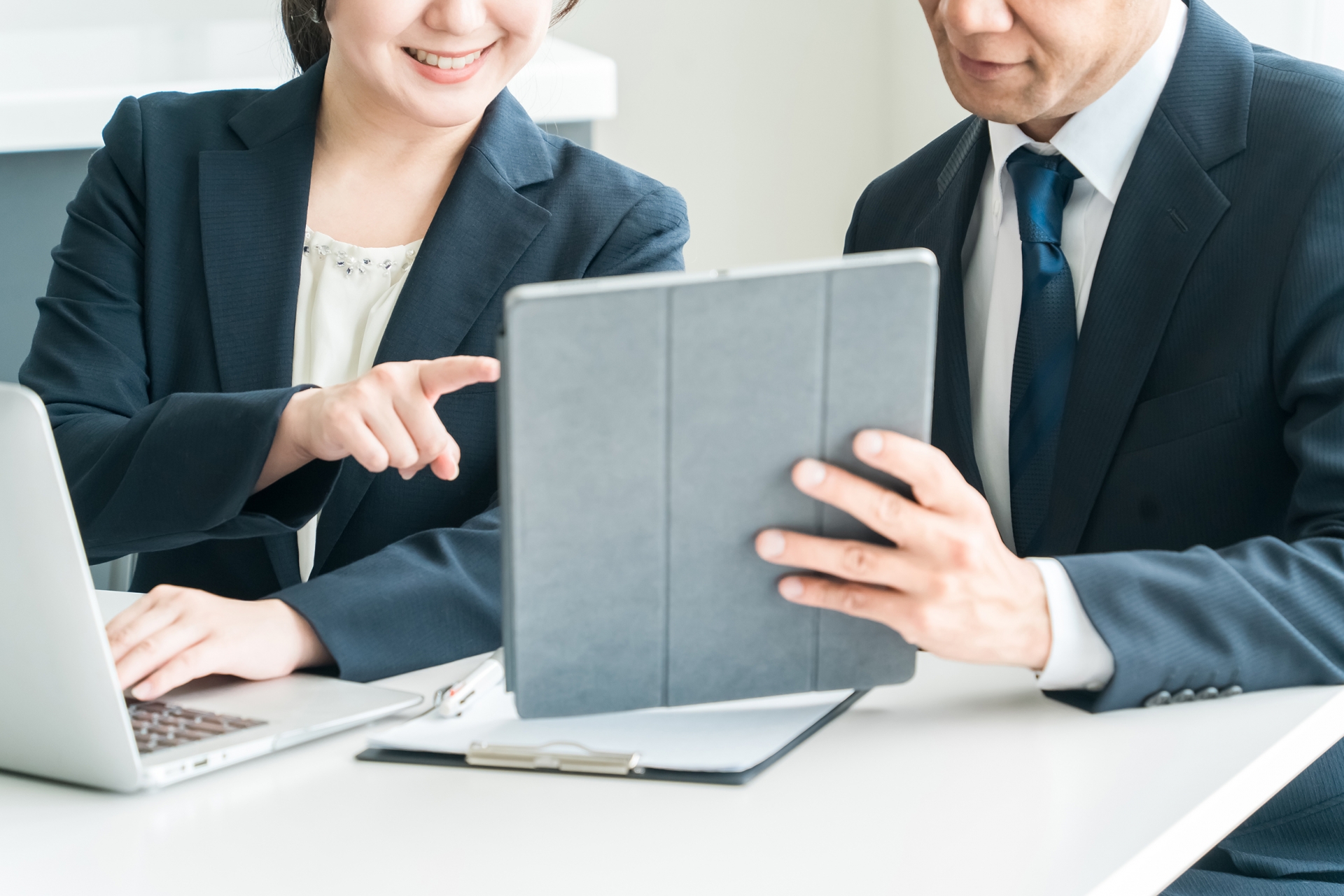 話し合いをする社員