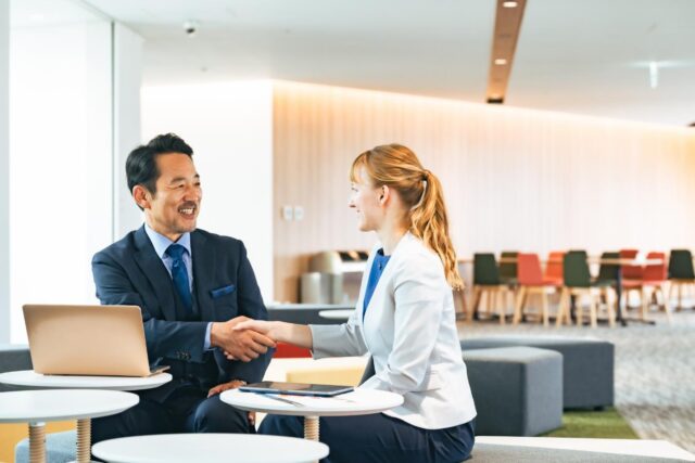 外国人労働者を雇うには？雇用する手順やメリットを解説！