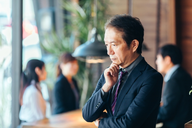 悩む男性社員