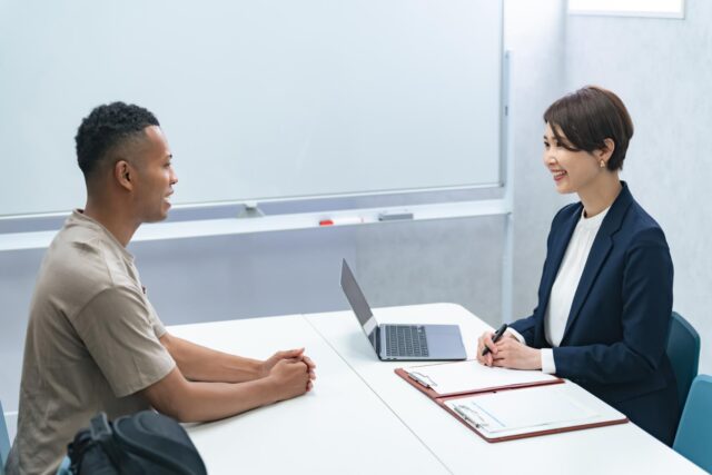 興行ビザの審査は厳しい？取得するための条件や手順、必要書類も紹介