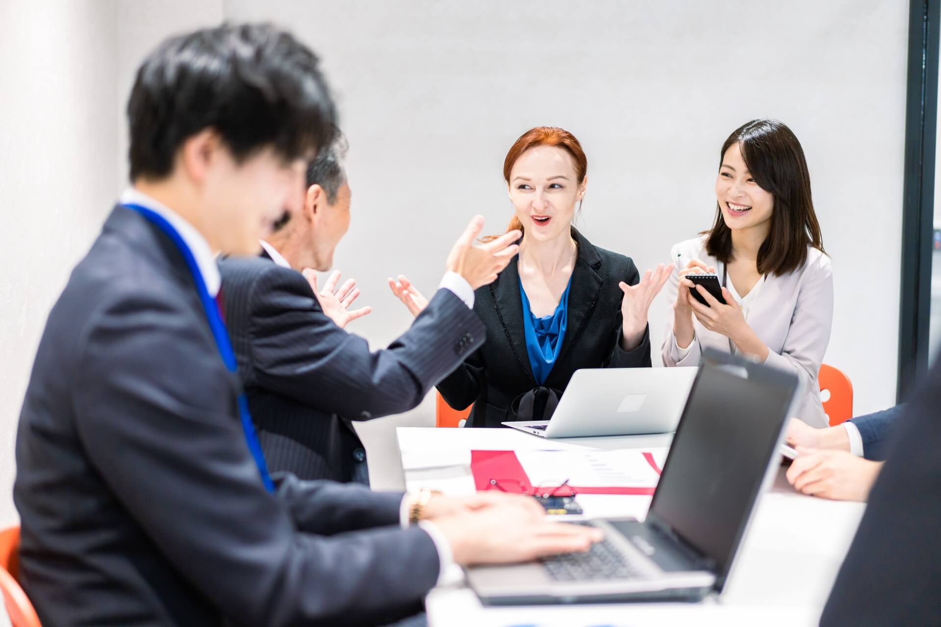 ミーティングをしている外国人