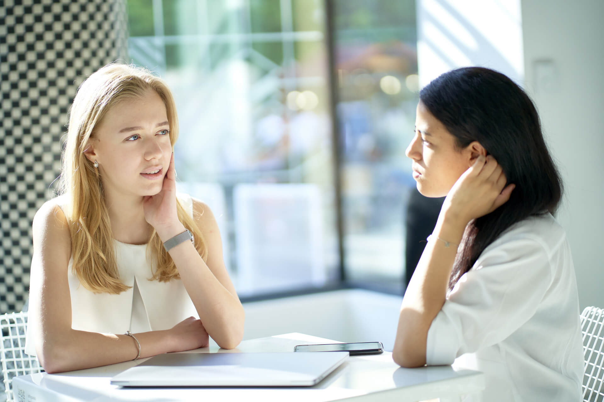 会話している外国人女性