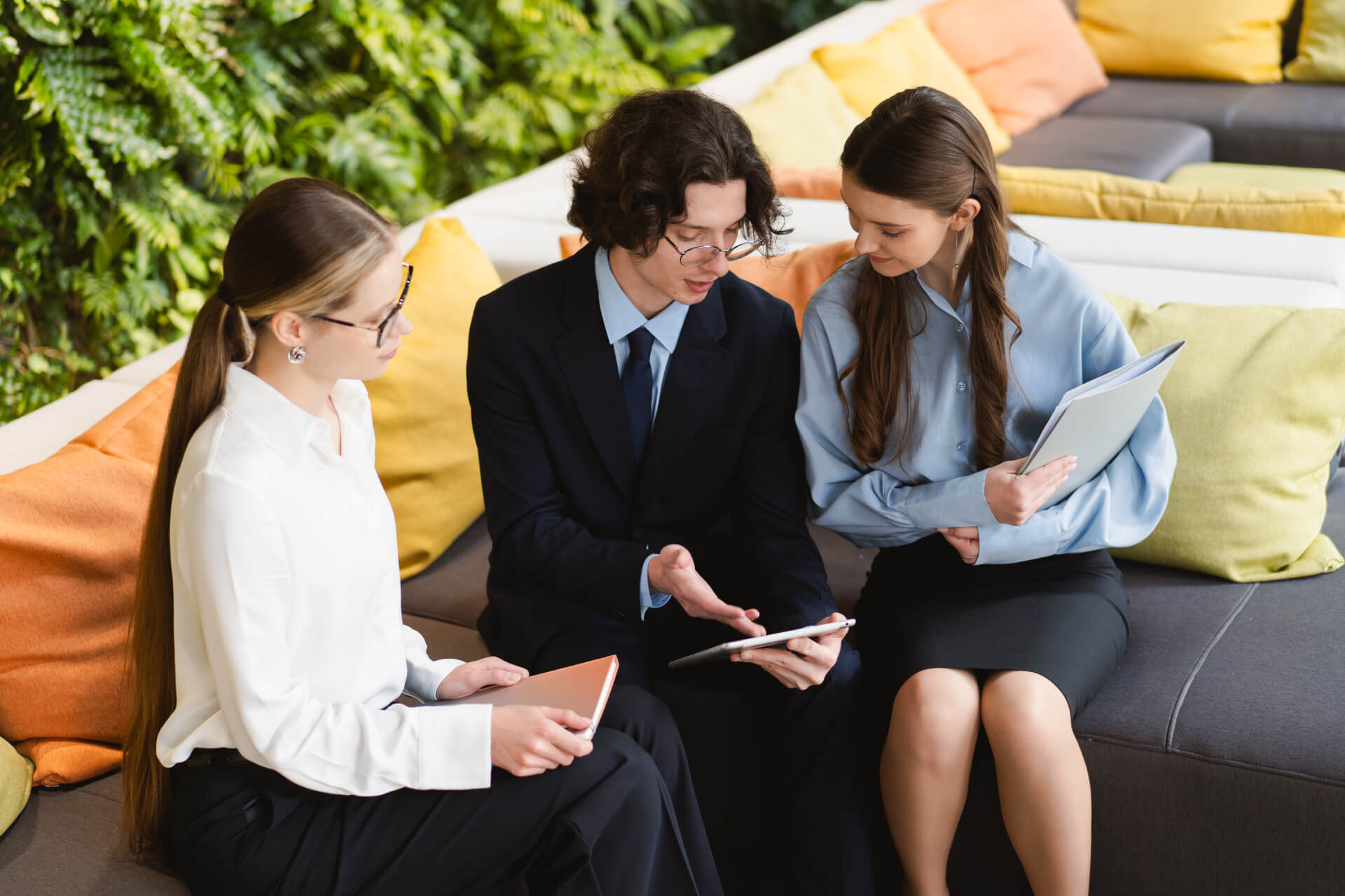 会話をしている外国人