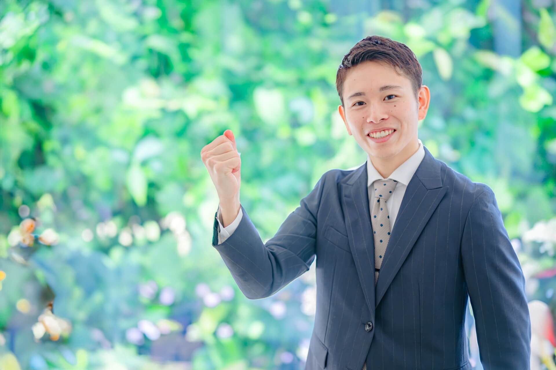 ガッツポーズをする男性