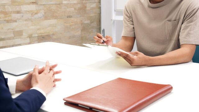 外国人を雇用する際に行う手続きは?手続きを進める前の確認ポイントも解説