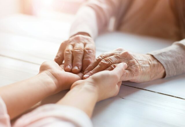 intergenerational-hands-support-care-unity - 飯田浩一